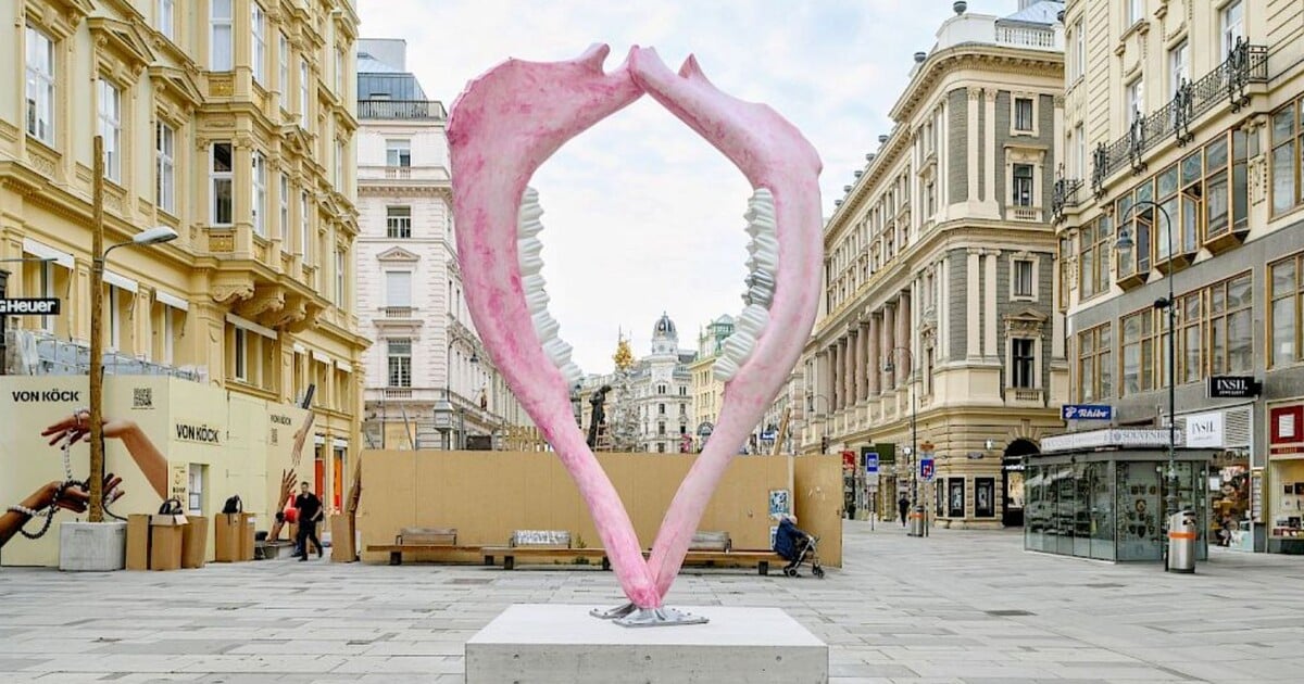 Čelist soba proměněná v ozubenou vagínu zdobí centrum Vídně. A taky budí rozruch