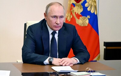 Paris Match: Putin nechává posílat ze zahraničních cest do Moskvy svoji stolici a moč. Nechce, aby padly do cizích rukou.