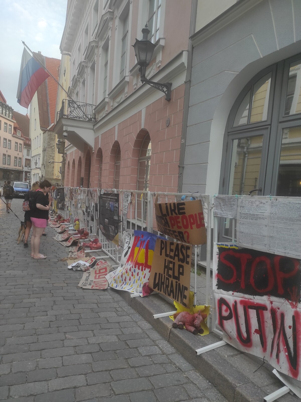 Priestory pred budovou ruského veľvyslanectva museli neustále strážiť policajti.