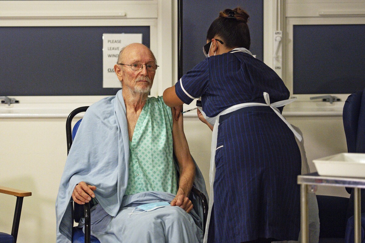Osemdesiatjedenročný „Bill“ William Shakespeare počas očkovania proti ochoreniu covid-19 vakcínou od spoločností Pfizer a Biontech v Univerzitnej nemocnici v anglickom meste Coventry v utorok 8. decembra 2020.