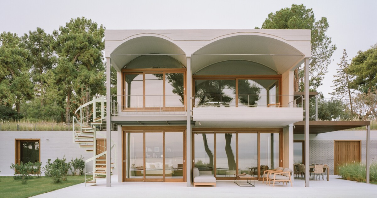 FOTO: Z opuštěné vily ze 70. let na pobřeží Řecka udělali architekti kouzelné místo. Šikovně jí vdechli moderní duši