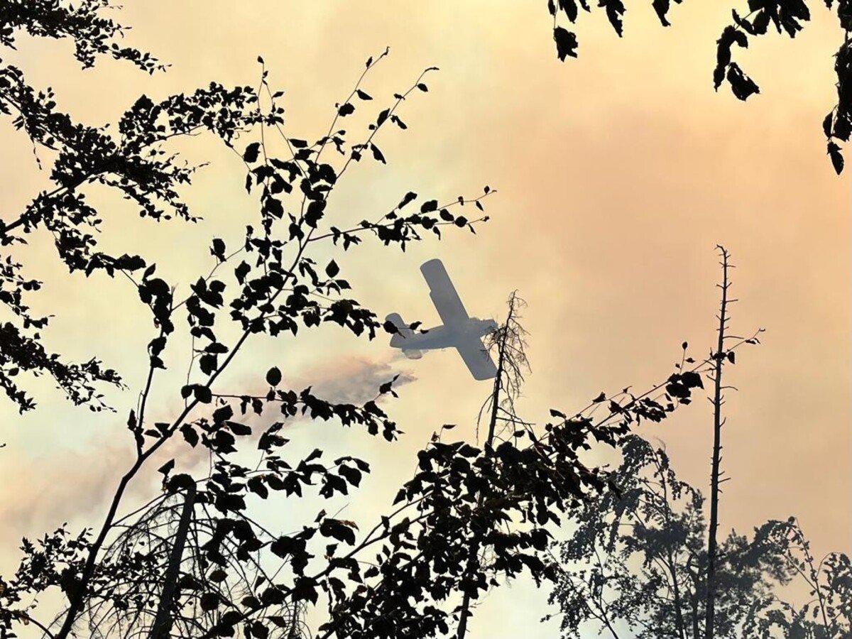 Požár, který se v té době nacházel na třech hektarech, pomáhalo hasit i letadlo.