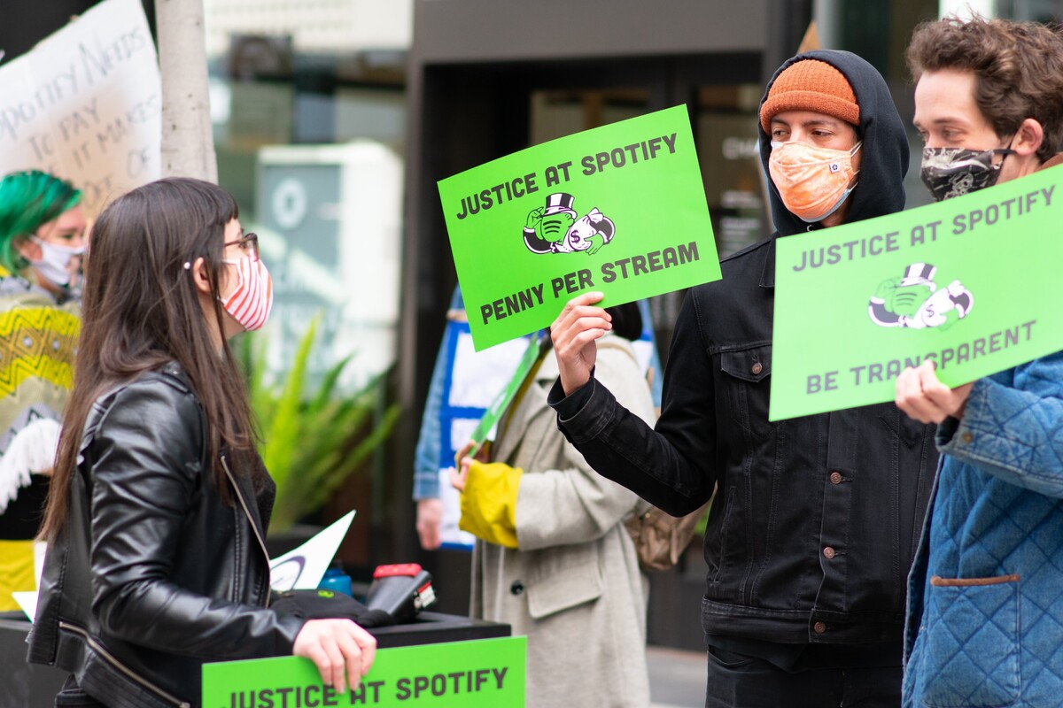 Takto protestoval Svaz hudebníků a přidružených pracovníků (UMAW) před sídlem Spotify v San Franciscu za větší transparentnost při vyplácení streamů.