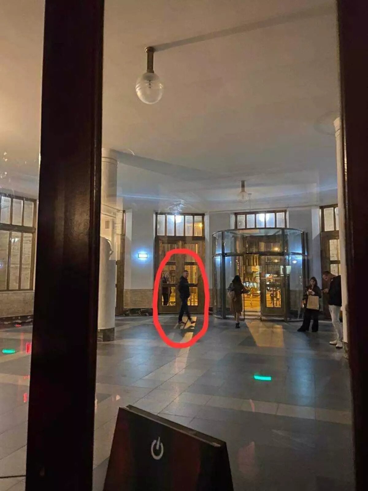 Údajný útočník v budove UK na Šafárikovom námestí.