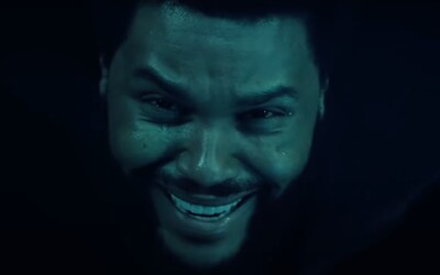 Starý The Weeknd potkává sám sebe v nočním klubu. Sleduj šílený videoklip, ve kterém zpěvák zaútočí na své vlastní já.