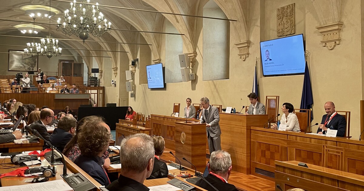 V Senátu se debatuje o manželství pro všechny. Podporu vyjádřil i prezident Pavel