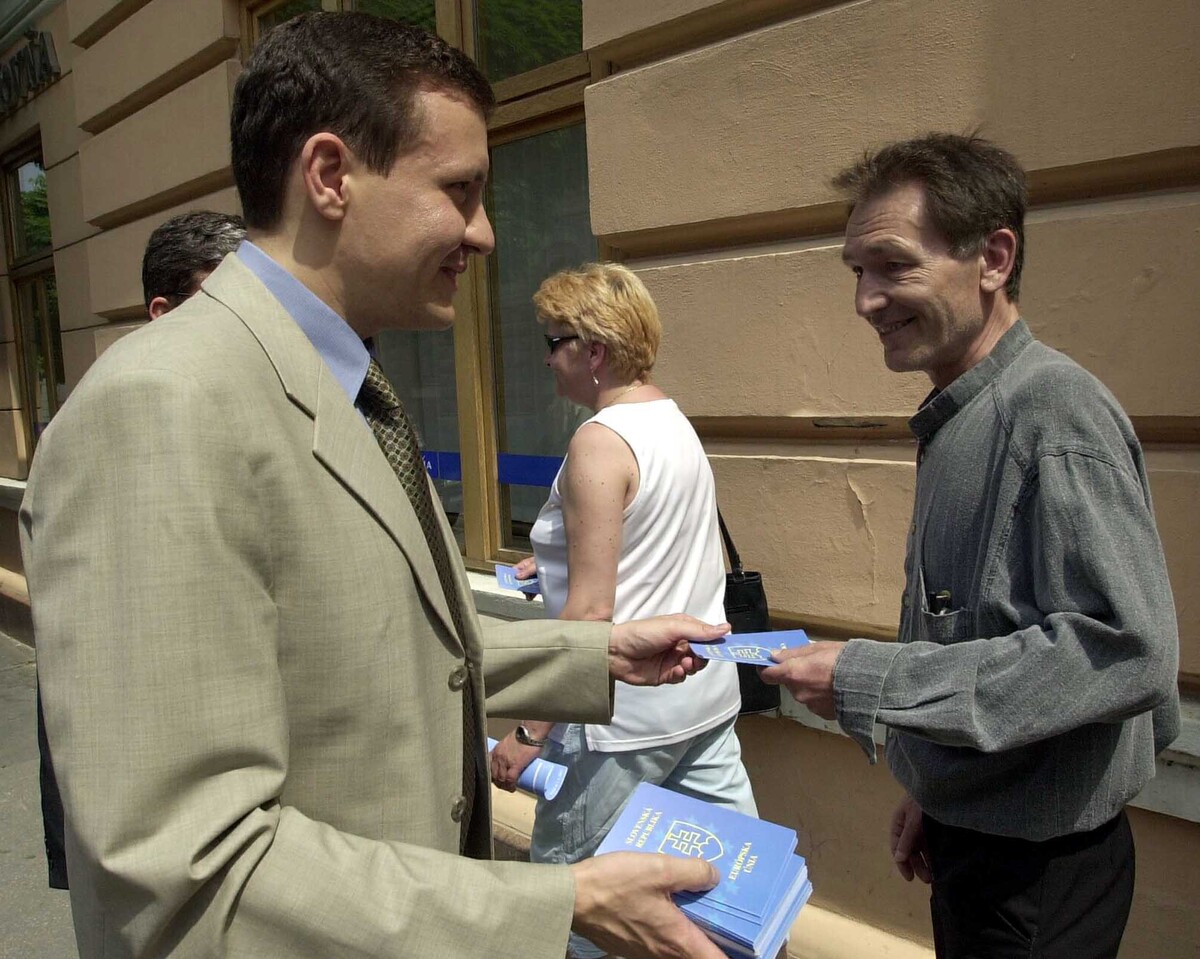 V rámci predreferendovej kampane za vstup Slovenska do EÚ sa v Nitre 9. mája 2003  zastavil minister spravodlivosti SR Daniel Lipšic a na pešej zóne rozdával  občanom Europasy / informačná brožúra s informáciami o EÚ.