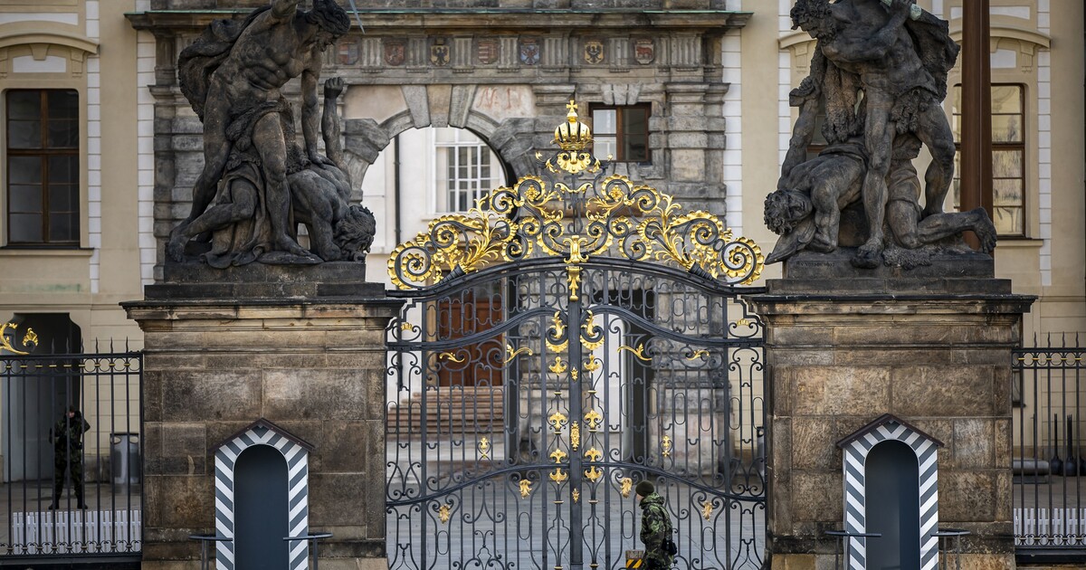 Prezidentská standarta se vrací na Hrad. „Je symbolem návratu hodnot,“ věří Pavel