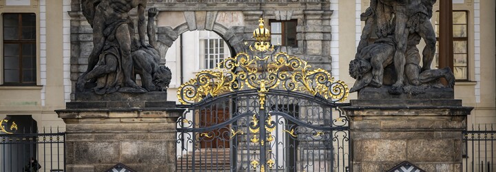 Prezidentská standarta se vrací na Hrad. „Je symbolem návratu hodnot,“ věří Pavel