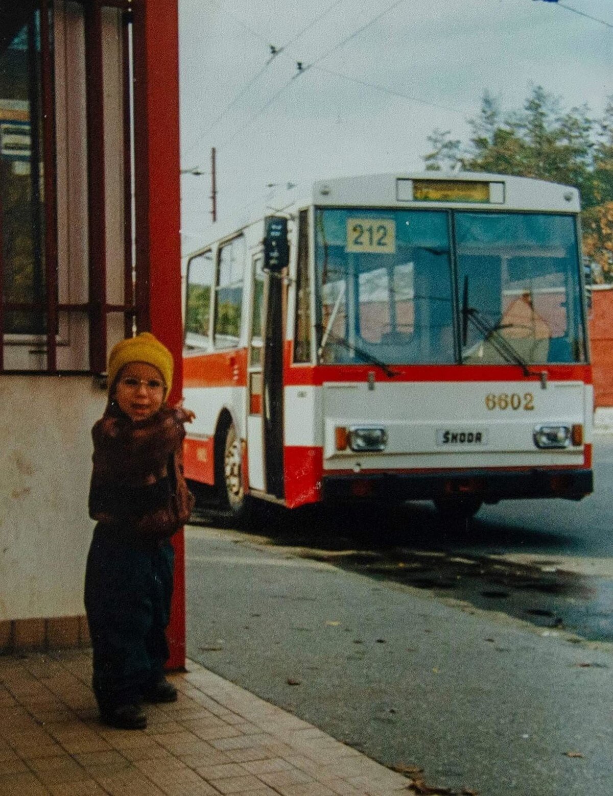 Trojročný Hugo s trolejbusom Škoda 15Tr na dnešnej zastávke Červený most.