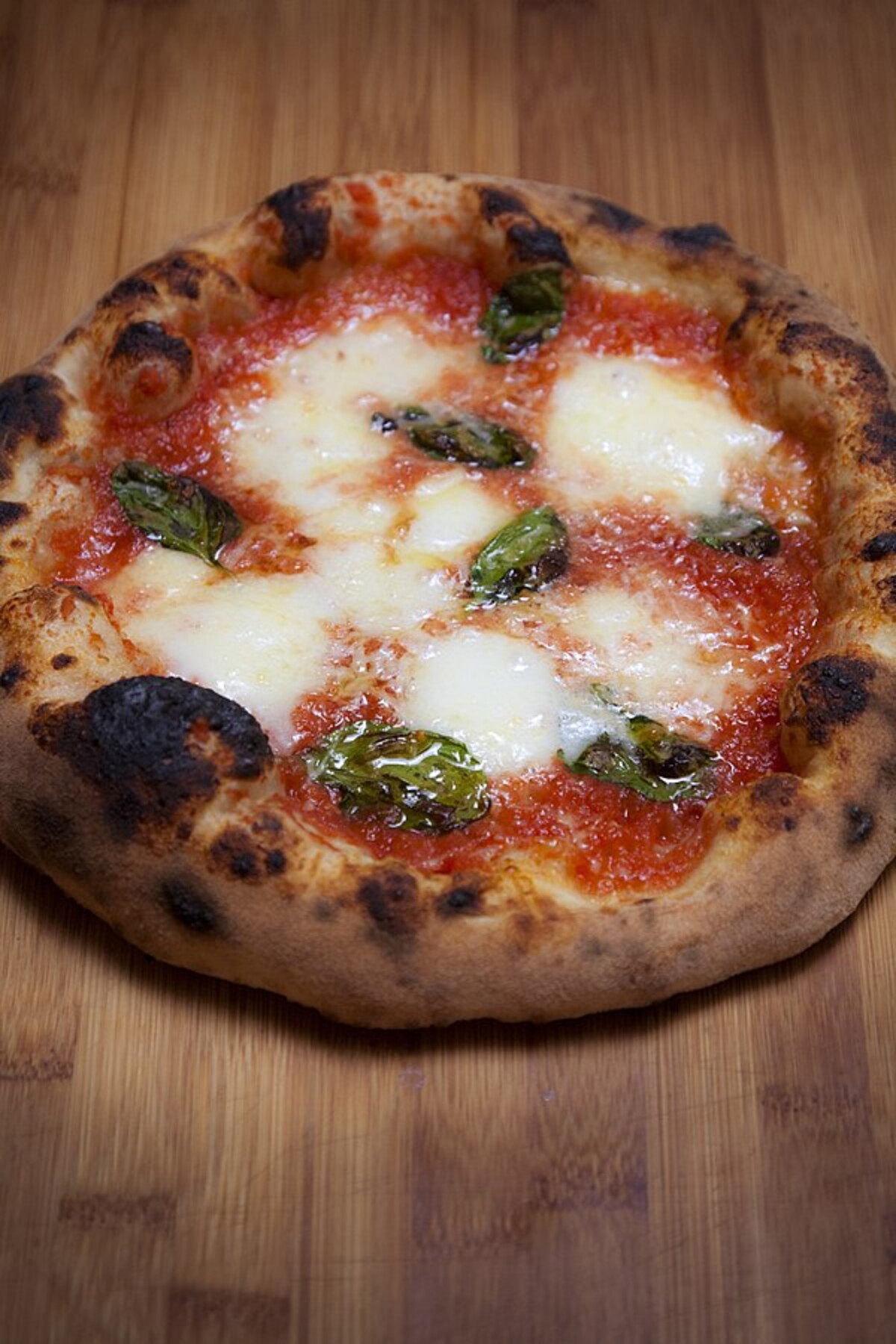 1. místo: Pizza – vítězství v žebříčku si vysloužila neapolská pizza, označovaná jako královna všech pizz. V Neapoli se pizza stala populární v 18. století jako levné a výživné jídlo, které konzumovali rolníci. Moderní pizza, jak ji známe dnes, se vyvinula z neapolských placiček, které se potíraly sádlem, solí a česnekem.