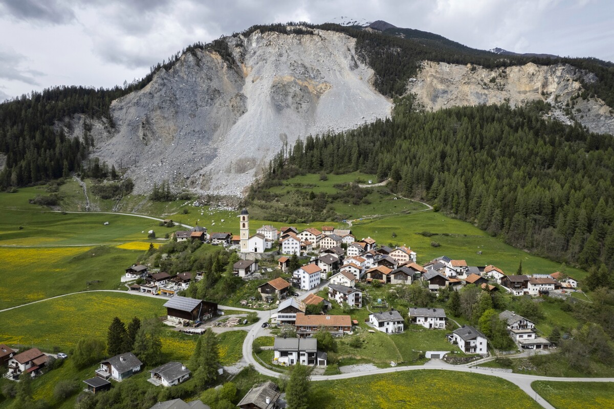 Obyvatelia obce Brienz sa musia evakuovať pre hroziaci pád skaly. 