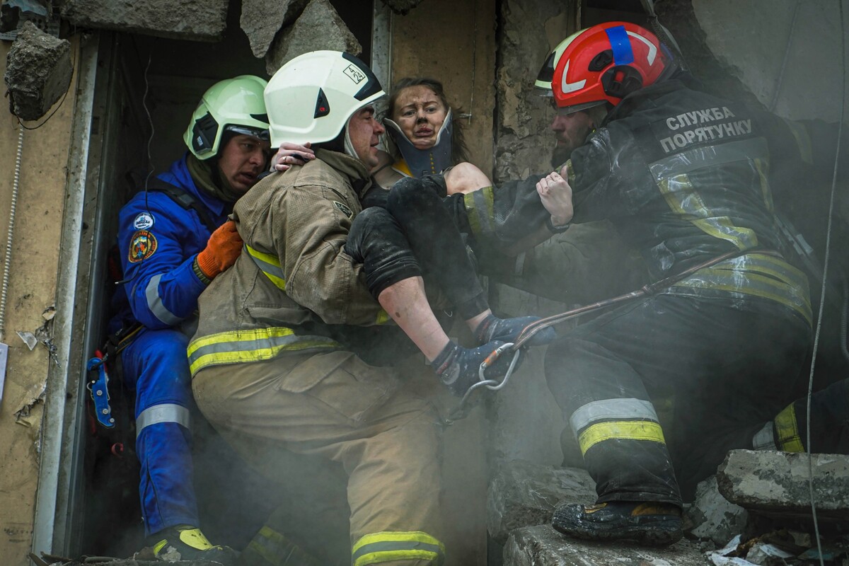 Evakuace civilistů po útoku na výškovou budovu ve městě Dnipro.