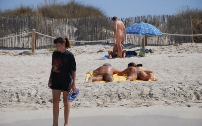 Ve Francii se koronavirus šíří v nudistickém plážovém letovisku. Pozitivních je již přes 100 naháčů.