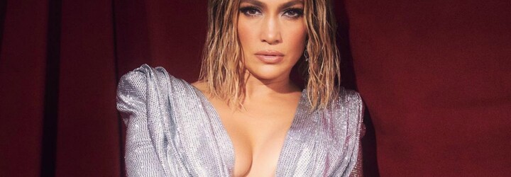 Hriešna Jennifer Lopez či The Weeknd s oblepenou tvárou. Tohtoročné American Music Awards priniesli skvelé outfity 