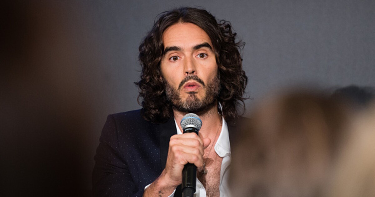 Herec a komik Russell Brand je obviněn ze znásilnění a týrání. Jedné z údajných obětí bylo jen 16 let