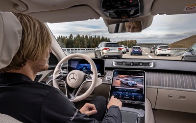 Mercedes-Benz prekonal Teslu a dosiahol veľký míľnik v autonómnej jazde. Jeho systém ako prvý na svete dosiahol úroveň 3