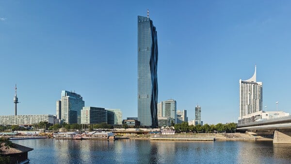 Tato budova z pera francouzského architekta&nbsp;Dominiqua Perraulta nese název DC Tower 1 a je nejvyšší budovou v zemi. Leží na břehu Dunaje a je součástí nově budované obchodní čtvrti. Víš, které evropské město se může touto věží pochlubit? 