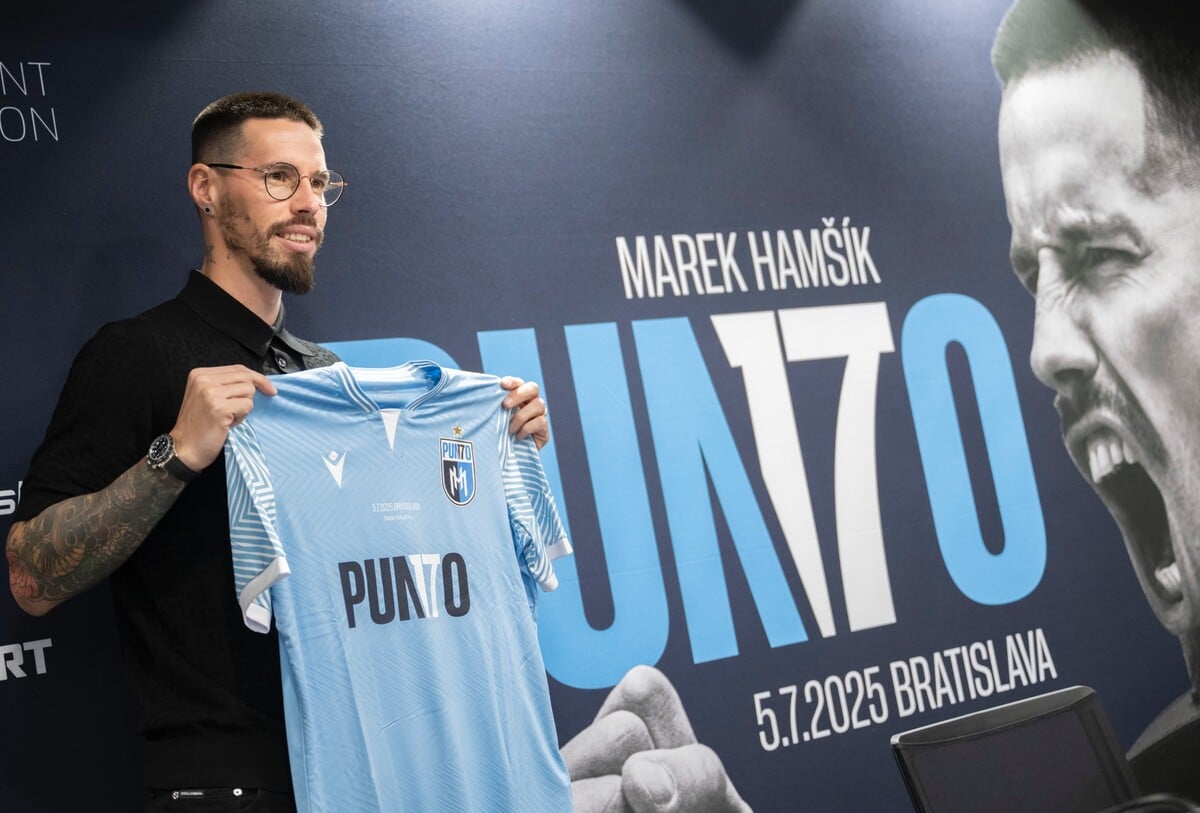 Na snímke bývalý slovenský futbalista Marek Hamšík pózuje s dresom počas tlačovej konferencie k svojmu rozlúčkovému zápasu v Bratislave v stredu 5. februára 2025. Rozlúčkový zápas "Punto17" sa odohrá na Národnom futbalovom štadióne (NFŠ) - Tehelné pole 5. júla. Bude to symbolická bodka, ktorou sa Marek Hamšík posunie od hráčskej kariéry k ďalšiemu pôsobeniu vo svete futbalu.