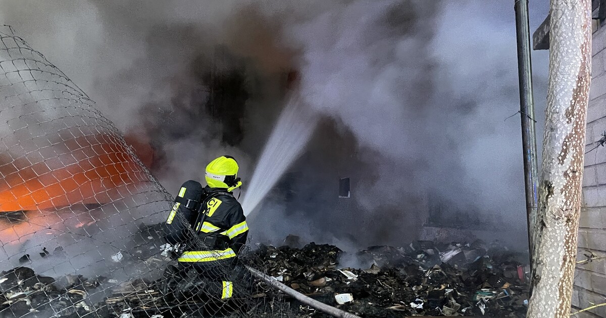 Video: Oheň proměnil prodejnu se zahradní technikou u Prahy v obrovské spáleniště