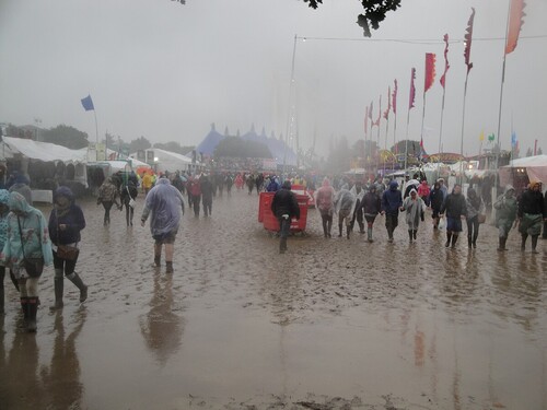 Na festival mieri obrovská búrka so silným nárazovým vetrom a ty nemáš stan. Čo urobíš? Vyber si možnosť o ktorej si myslíš, že je správna.