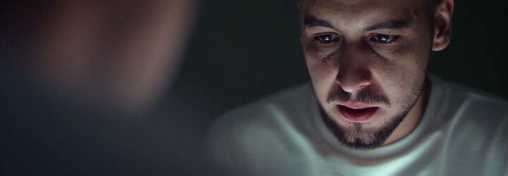 Hádaj, na čo Strapo myslí v najnovšom videoklipe z albumu 13. Poschodie