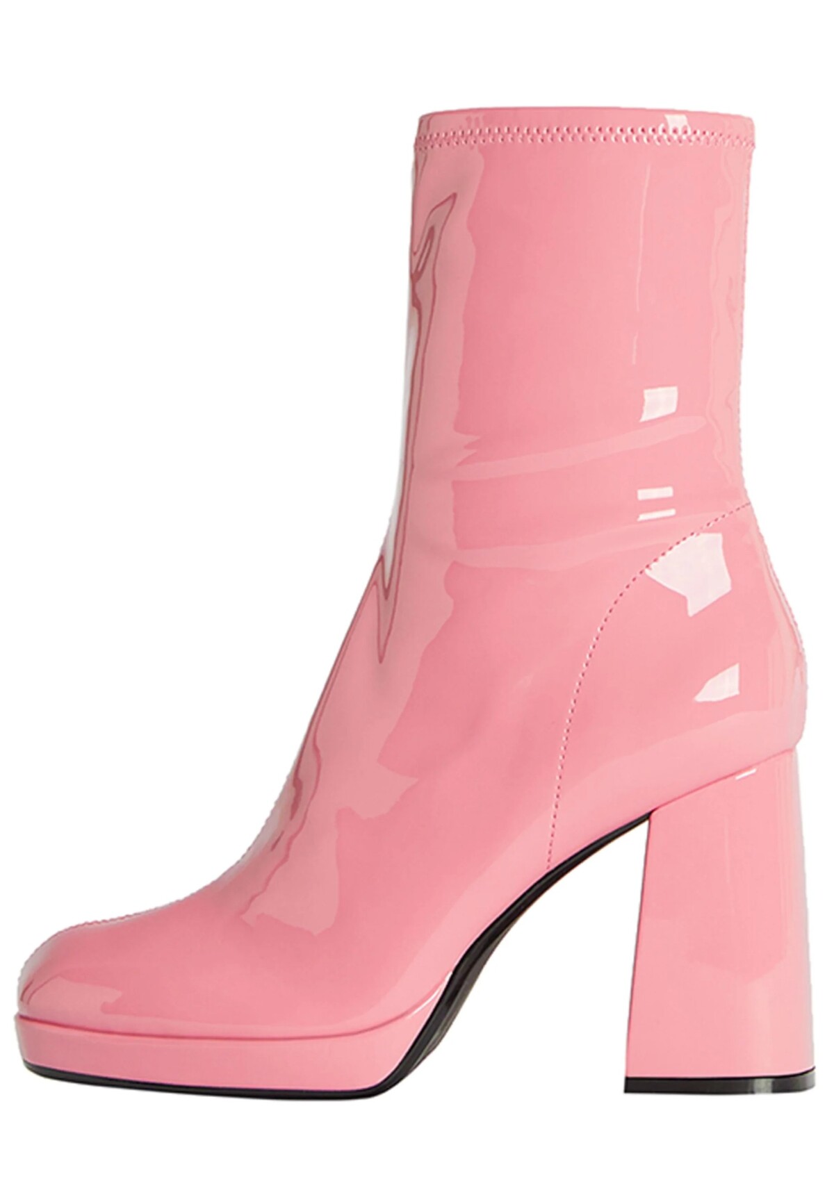 Pri barbiecore outfite nesmieš zabudnúť ani na správnu obuv. Lesklé členkové čižmy od značky Bershka môžeš mať už za 35,99 eura.