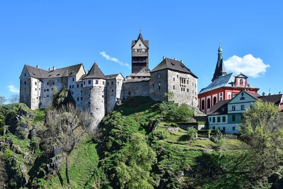 Tento západočeský hrad obklopuje řeka Ohře. O jaký jde?