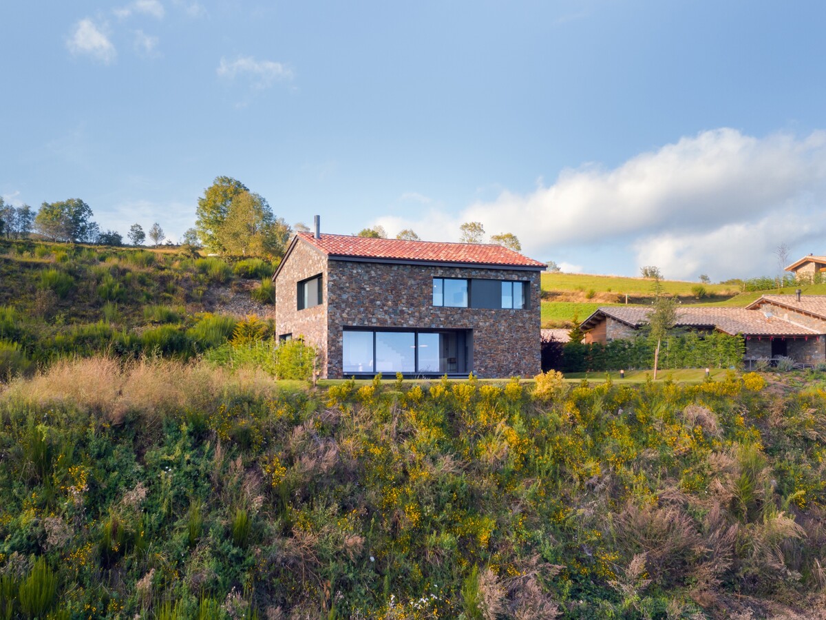 Projekt domu v modernom vidieckom štýle, ktorý sa nachádza v malej horskej dedine Molló na severovýchode Španielska.
