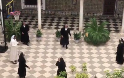 Španielske mníšky sa v karanténe zabávajú po svojom. Video ich zachytáva na basketbalovom ihrisku v typických habitoch.