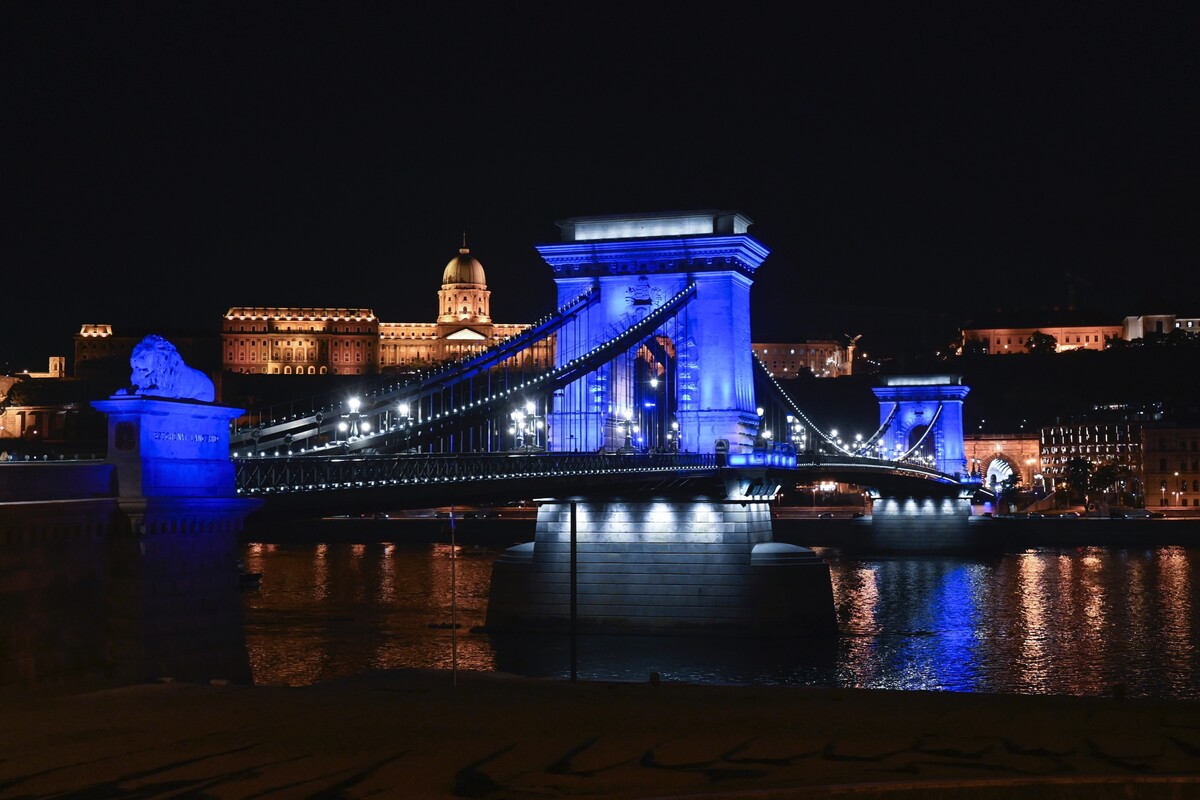 Széchényiho řetězový most v maďarské Budapešti v barvách izraelské vlajky.