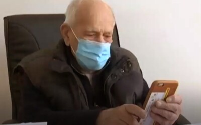 98letý doktor ordinuje i během pandemie. Odvážný stařík je prý nejstarším lékařem ve Francii