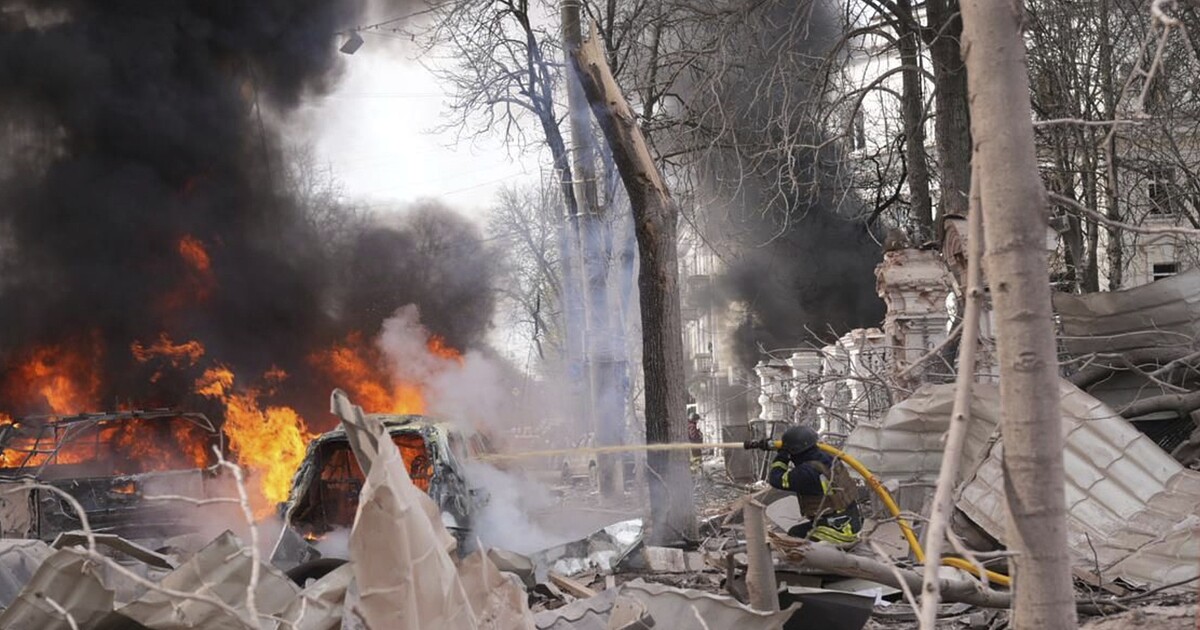 VIDEO: Raketový útok na město Sumy zabil 32 lidí. Mezi oběťmi jsou i děti