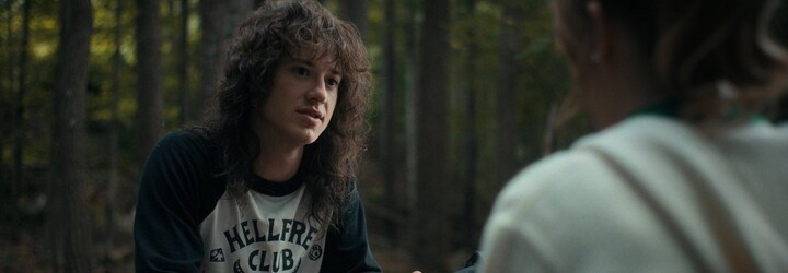 VIDEO: Eddie zo Stranger Things si zahral v backstagei s Metallicou. Členovia mu darovali aj podpísanú gitaru