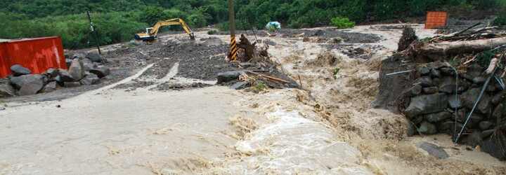 Na Japonsko míří jeden z nejsilnějších tajfunů vůbec. Nanmadol donutil k evakuaci miliony lidí