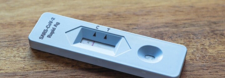 KORONAVIRUS: Počet nakažených překonal nedělní rekord, nově infikovaných bylo 23 914