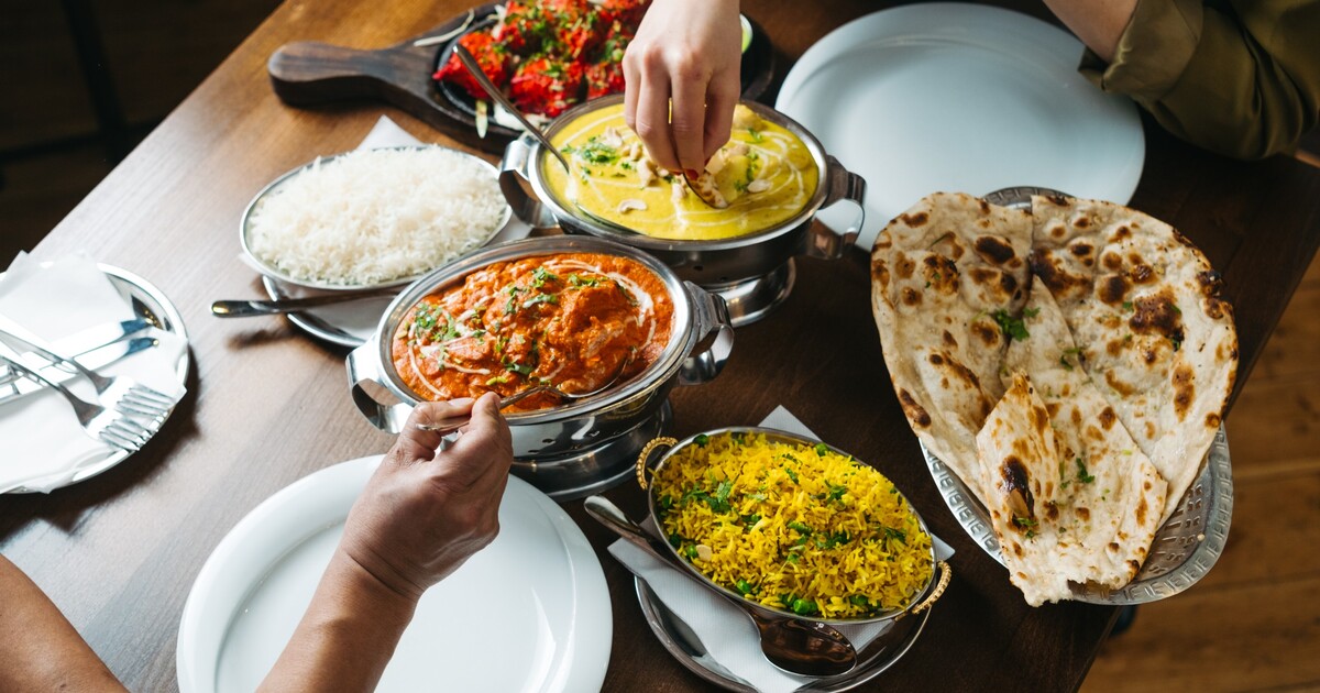 5 restaurací v Praze, odkud lidé nejvíce objednávají. Tady mají nejlepší burgery či indickou kuchyni