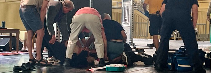 Muž obvinený z atentátu na spisovateľa Salmana Rushdieho sympatizuje s islamským extrémizmom