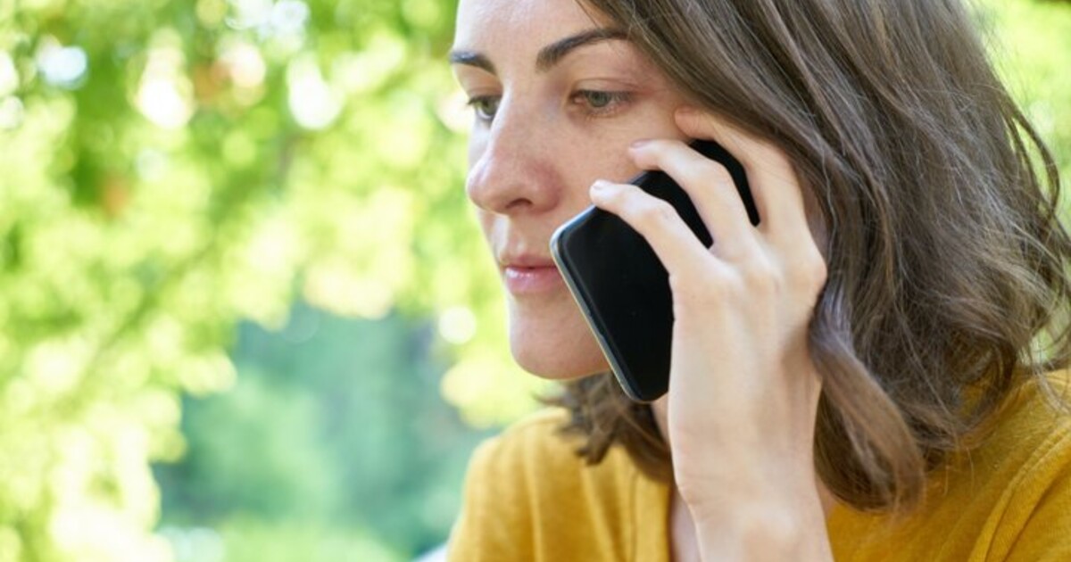 Rád*a se vykecáváš po telefonu? Hrozí ti vyšší riziko infarktu, stačí k tomu i 30 minut týdně