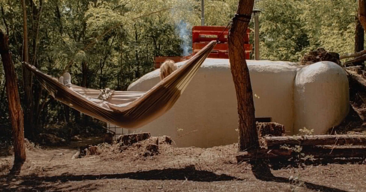 FOTO: Michal a Martin předělali vojenský bunkr na zážitkové ubytování. Drátěnkou ho čistili dva týdny v kuse