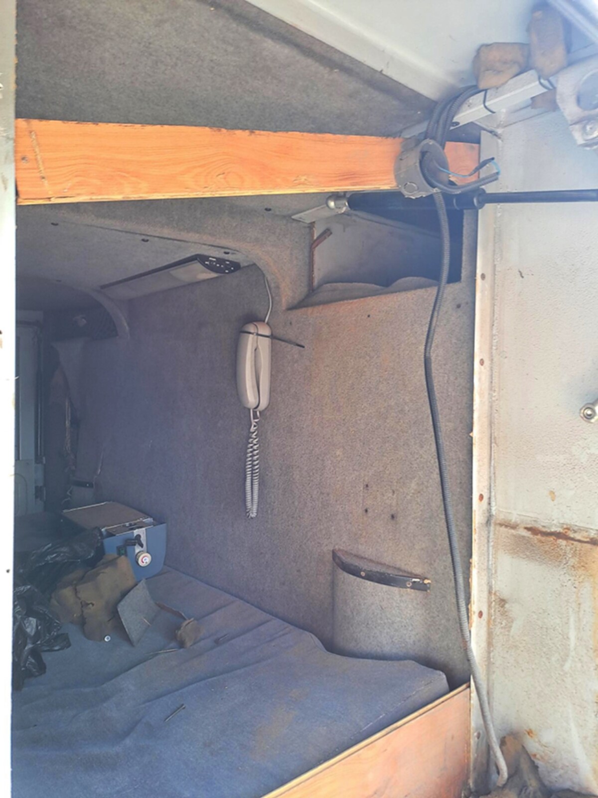 Vodič mal v autobuse vybudovaný špeciálny priestor, v ktorom ukrýval nelegálny tovar.