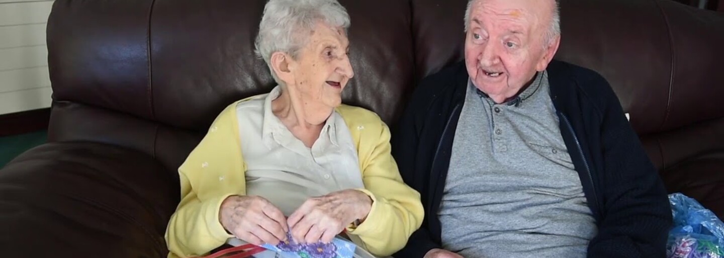 98-ročná babička sa presťahovala do domova dôchodcov, aby sa postarala o 80-ročného syna. Ada nikdy neprestala byť mamou