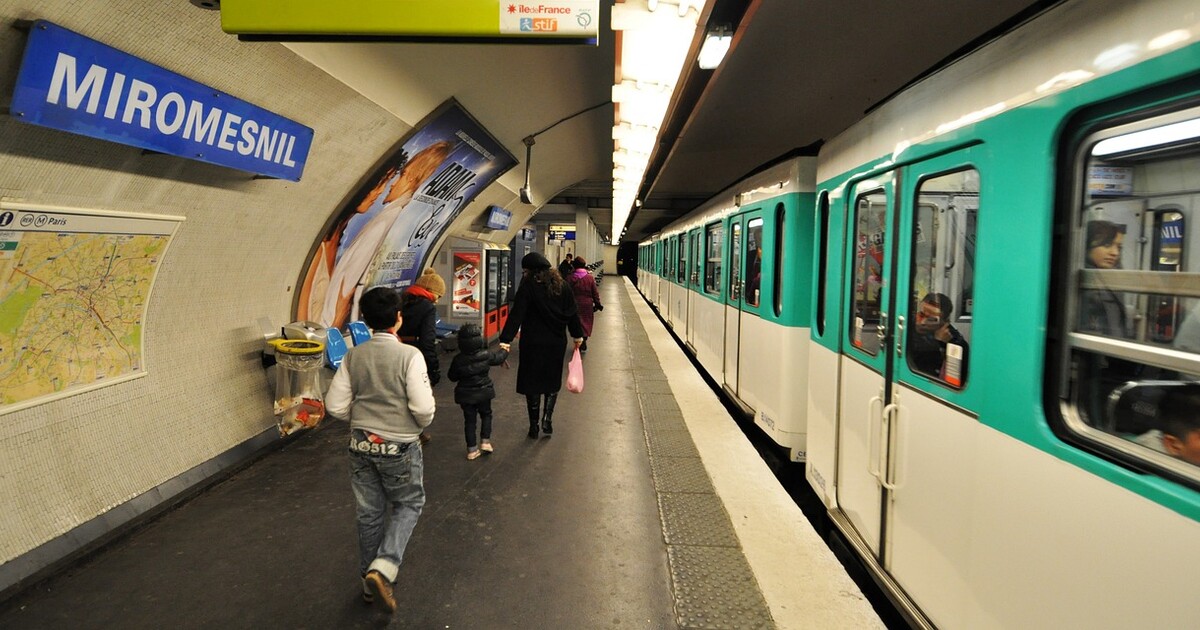 Video: Noční můra klaustrofobiků. Cestující pařížského metra na hodiny uvízli mezi stanicemi, museli pěšky tunelem