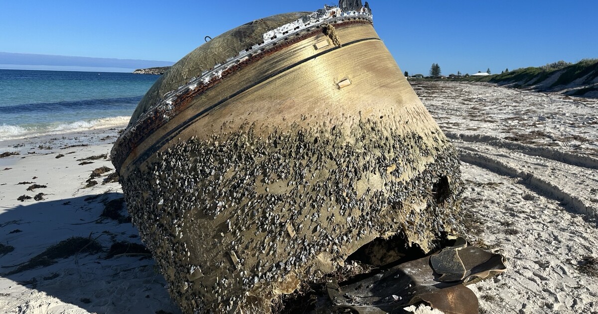 FOTO: Moře v Austrálii vyplavilo objekt neznámého původu. Může být z vesmírné rakety