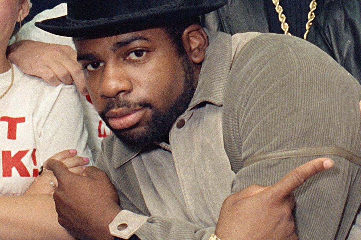 Na archívnej snímke zo 7. októbra 1986 raper Jam Master Jay z Run DMC, vlastným menom Jason William Mizell, pózuje v New Yorku.