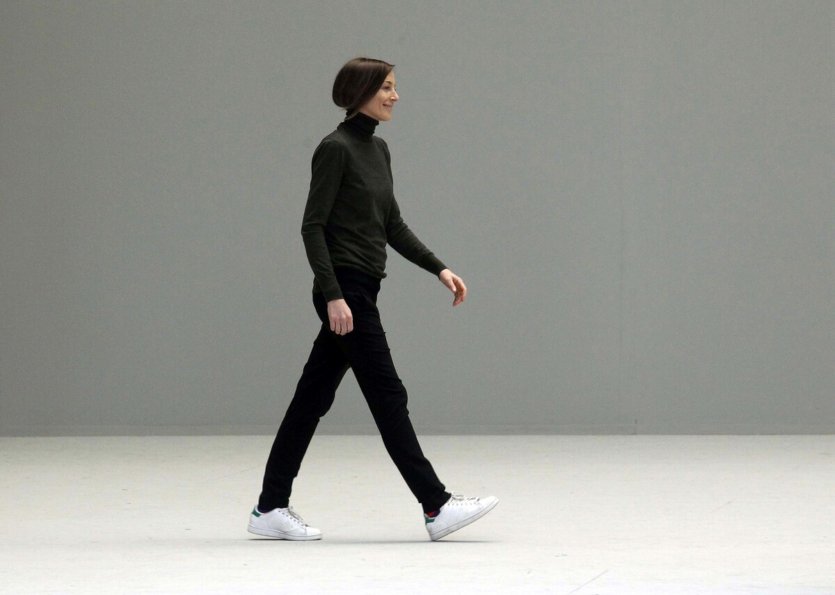 Phoebe Philo na pařížském Fashion Week u v roce 2011. V adidas Stan Smith