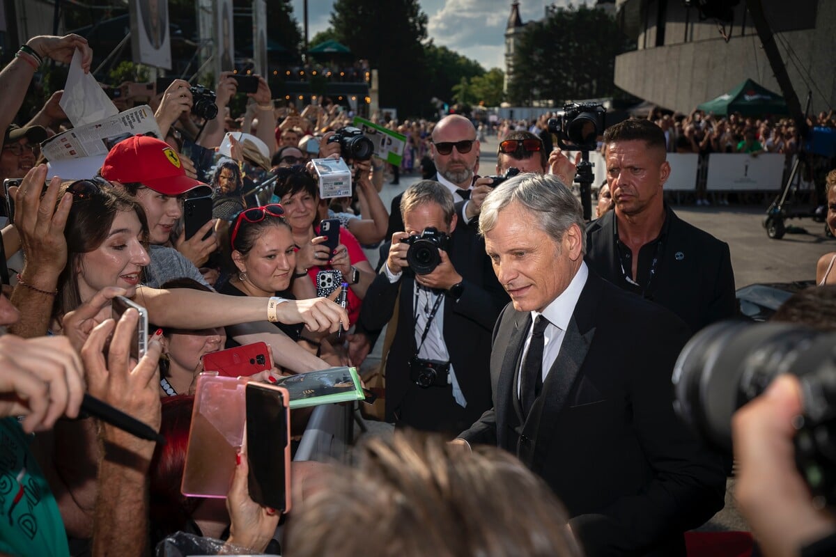 Viggo Mortensen rozdáva podpisy v Karlových Varoch.