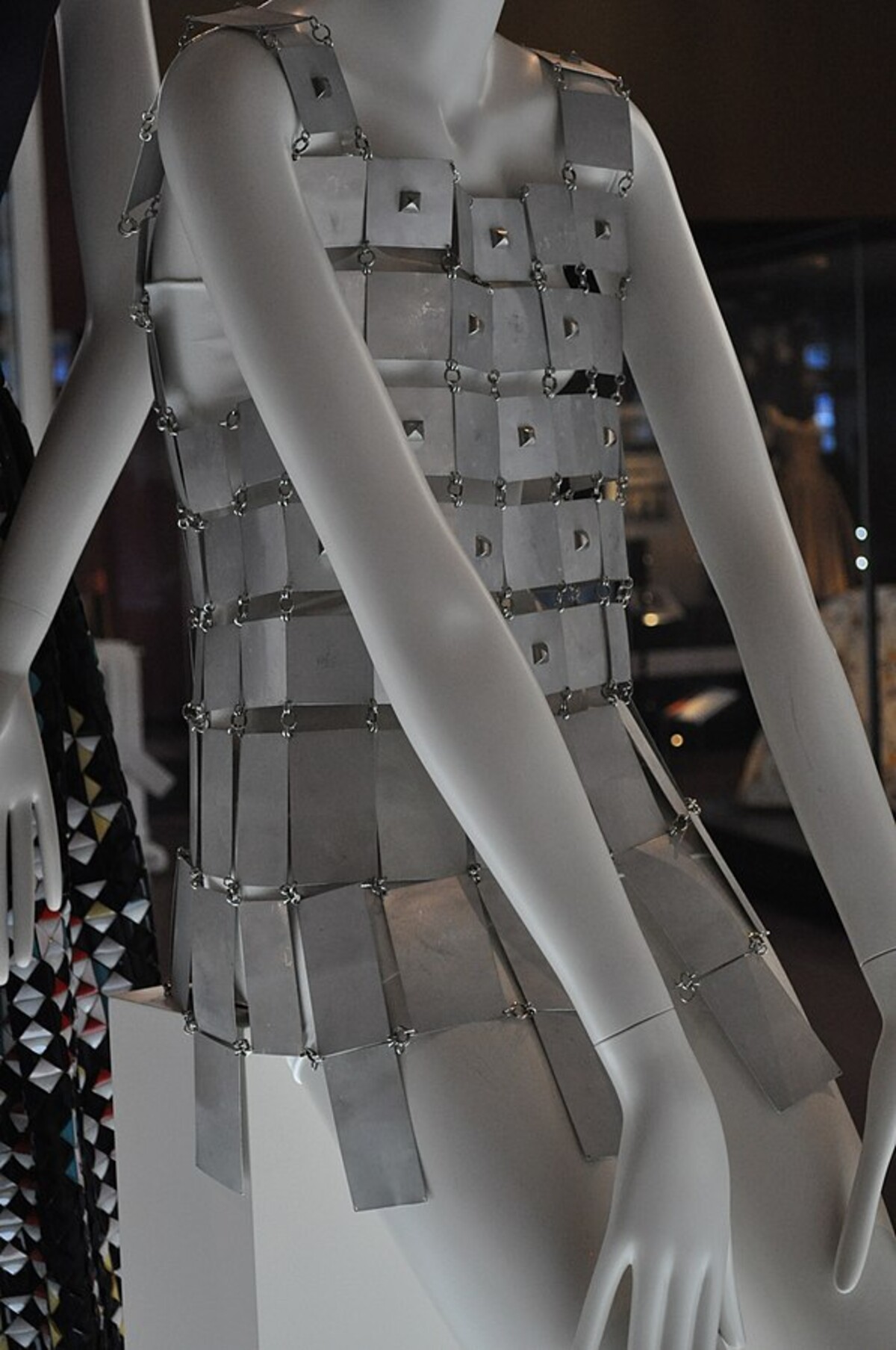 Aluminiová tunika od návrháře Rabanneho, National Museum of Scotland, Edinburgh.