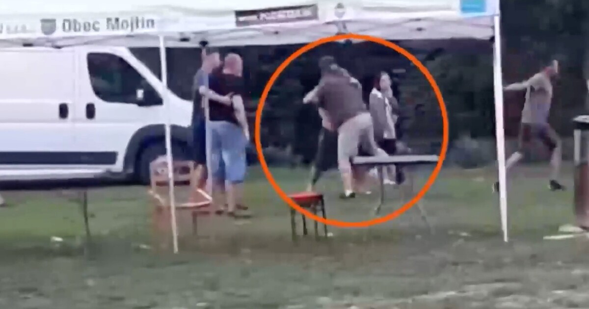 VIDEO: Další předvolební rvačka na Slovensku. Na vesnické akci se popral kandidát SaS, skončil v bezvědomí se zakrvácenou hlavou