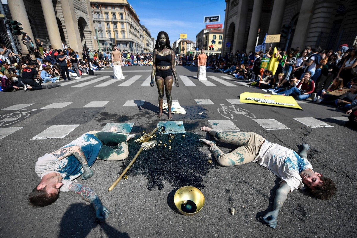 Demonštranti z hnutia Piatky pre budúcnosť vystupujú na proteste v Miláne. Klimatickí aktivisti zorganizovali v piatok desiatu sériu protestov po svete a požadujú od svetových lídrov dôraznejšie opatrenia proti globálnemu otepľovaniu a niektorí spájajú environmentálny účel s výzvou o ukončenie vojny na Ukrajine. (25. marca 2022)